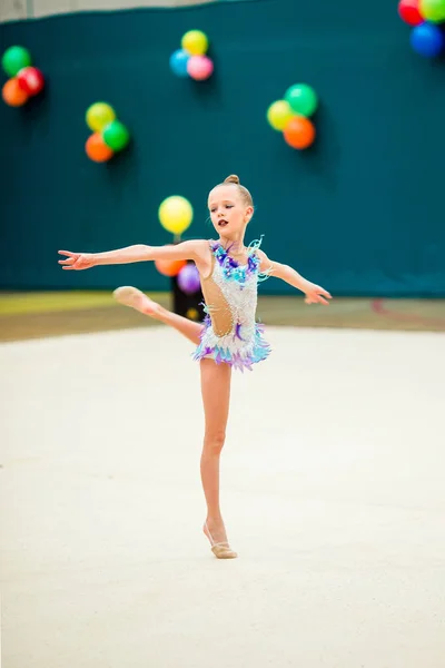 美しいです小さなアクティブな体操の女の子とともに彼女のパフォーマンスでザカーペット — ストック写真