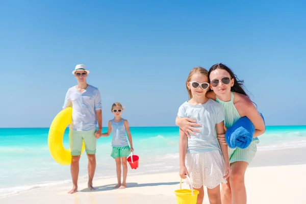 Famiglia di quattro persone su una spiaggia tropicale — Foto Stock