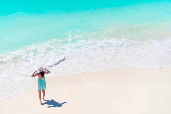 Gelukkig meisje op het strand met een heleboel plezier in ondiep water — Stockfoto