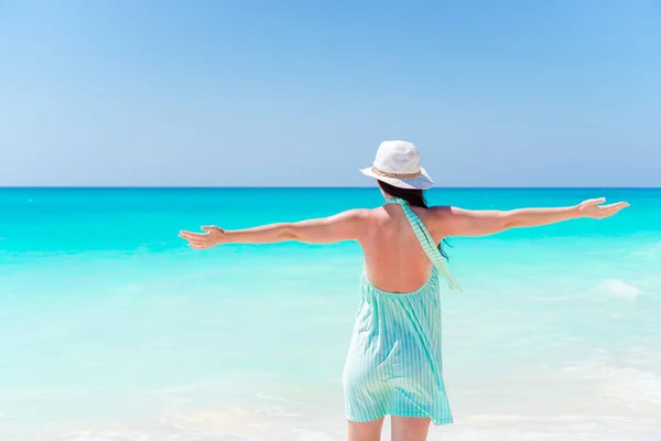 Chica feliz en la playa tener un montón de diversión en aguas poco profundas — Foto de Stock