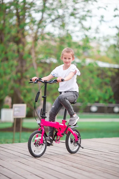 Suloinen tyttö ratsastus pyörä kaunis kesäpäivä ulkona — kuvapankkivalokuva