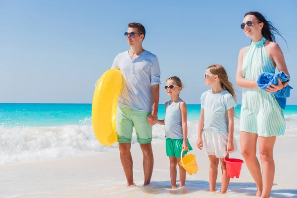 Feliz hermosa familia en unas vacaciones de playa tropical va a nadar —  Fotos de Stock