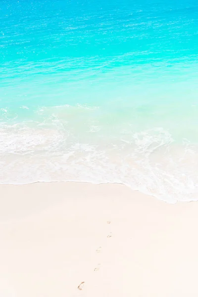 Tropikalna plaża z białym piaskiem w lecie — Zdjęcie stockowe
