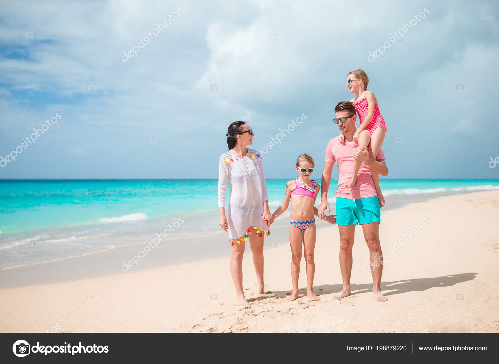 Familia de vacaciones en la playa. — Fotos de Stock © d.travnikov