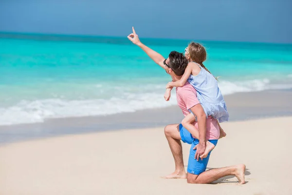 Маленькая девочка и счастливый папа веселятся во время отдыха на пляже — стоковое фото