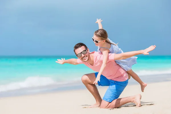 Aile baba ve sportif küçük kız sahilde eğleniyor — Stok fotoğraf