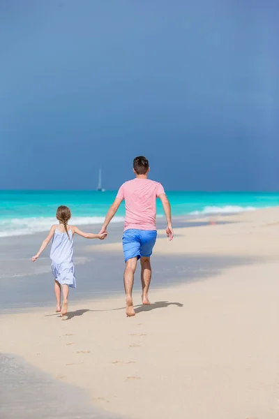 トロピカルビーチは、カリブ海の島で一緒に歩く家族 — ストック写真