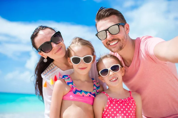 Jonge mooie familie nemen selfie op het strand — Stockfoto