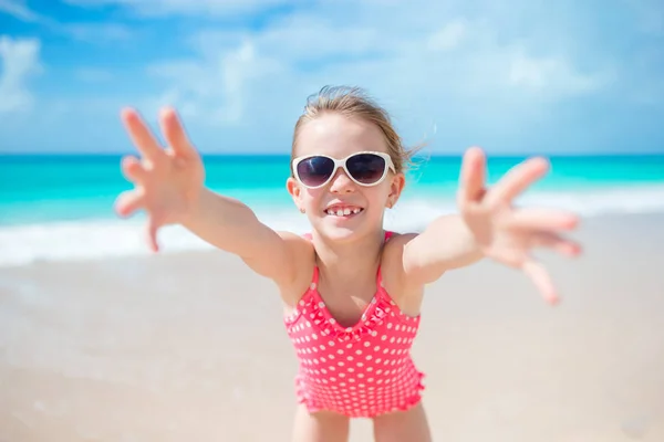 Urocza dziewczynka o plaży, mając mnóstwo zabawy — Zdjęcie stockowe