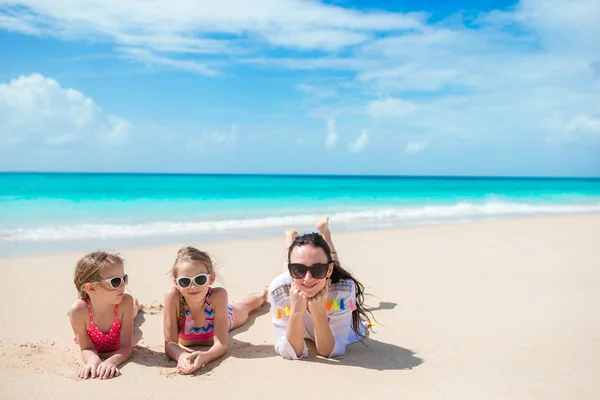 Adoráveis meninas e jovem mãe na praia branca — Fotografia de Stock
