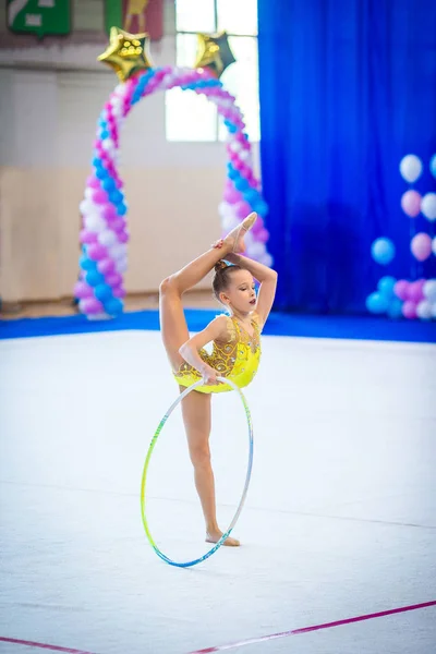 Hermosa niña gimnasta activa con su actuación en la alfombra — Foto de Stock