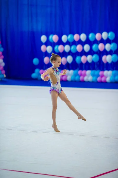 Hermosa niña gimnasta activa con su actuación en la alfombra — Foto de Stock