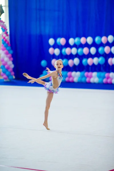 Hermosa niña gimnasta activa con su actuación en la alfombra — Foto de Stock
