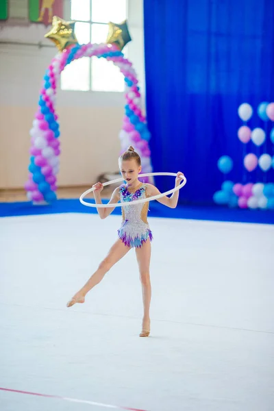 Krásná malá aktivní gymnastka dívka se svým výkonem na koberci — Stock fotografie