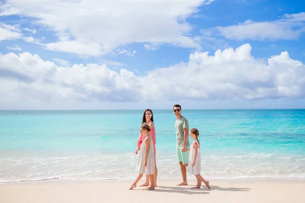 Giovane famiglia in vacanza sulla spiaggia. — Foto Stock