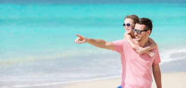 Aile tropikal plaj birlikte Karayip adasında yürüme