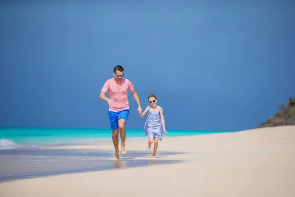 Family of father and sporty little girl having fun on the beach — Stock Photo, Image