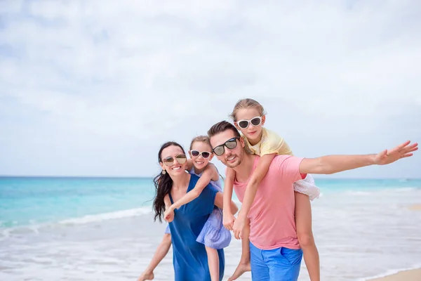 Gelukkige mooie familie op het strand — Stockfoto