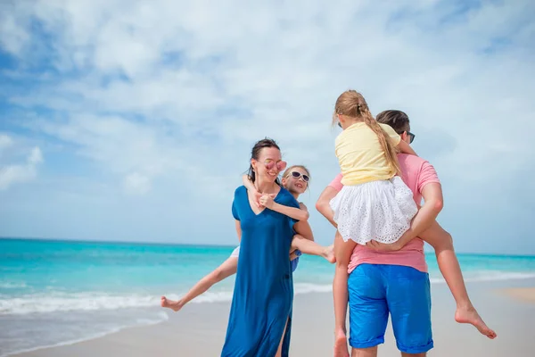 Familia joven de vacaciones en la playa. — Foto de Stock