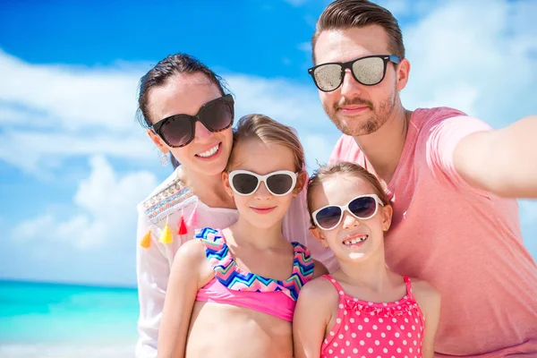 Jonge mooie familie nemen selfie op het strand — Stockfoto