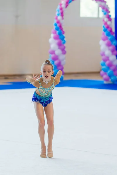 Belle petite gymnaste active avec sa performance sur le tapis — Photo