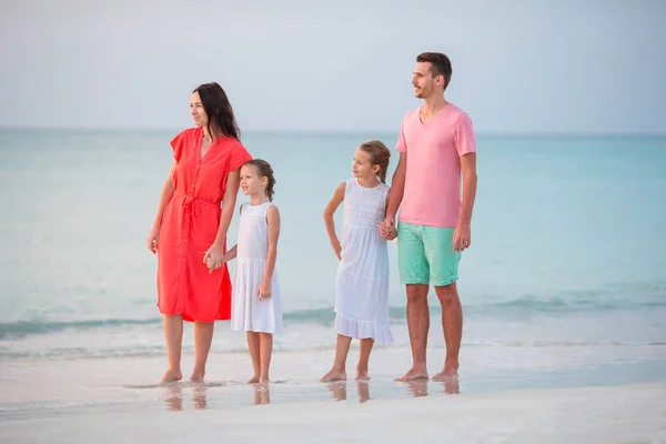 Felice bella famiglia sulla spiaggia — Foto Stock