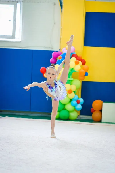 Beautiful little active gymnast girl with her performance on the carpet — Stock Photo, Image