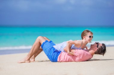 Aile baba ve sportif küçük kız sahilde eğleniyor