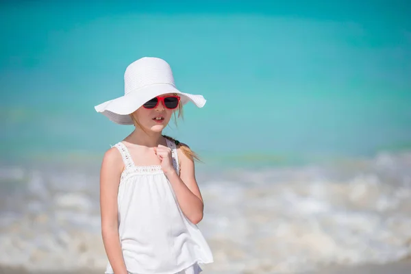 Nettes kleines Mädchen am Strand im Karibik-Urlaub — Stockfoto