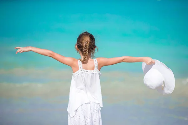 Schattig klein meisje aan het strand tijdens caribische vakantie — Stockfoto