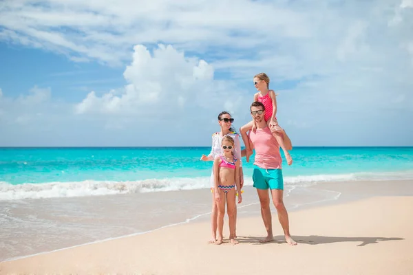 Lycklig vackra familj på vita stranden — Stockfoto