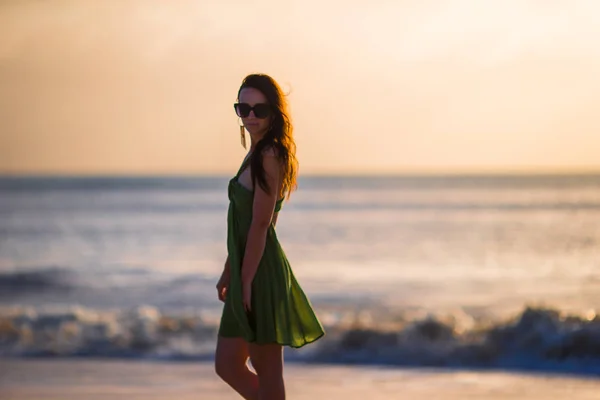 Mulher bonita na praia branca ao pôr do sol . — Fotografia de Stock