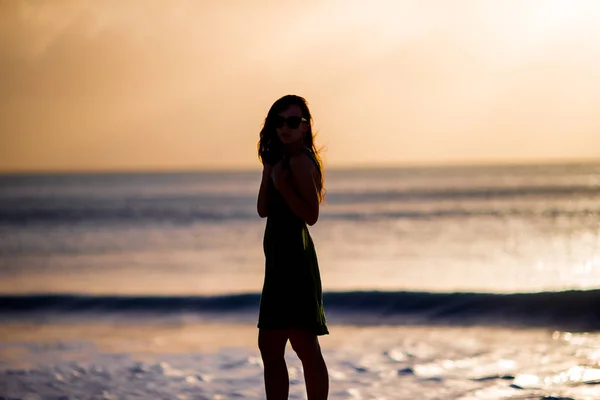 Mulher bonita na praia branca ao pôr do sol . — Fotografia de Stock