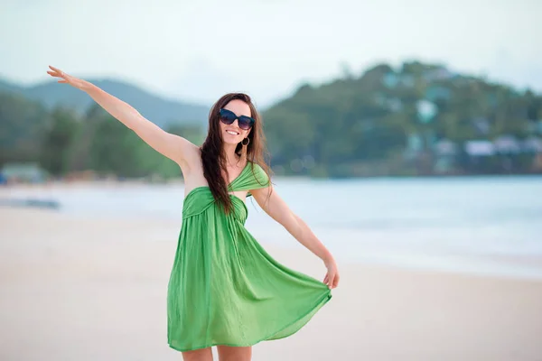 Giovane bella donna divertirsi sulla riva del mare tropicale. — Foto Stock