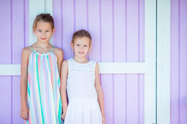 Liebenswerte kleine Schwestern im Sommerurlaub am Strand — Stockfoto