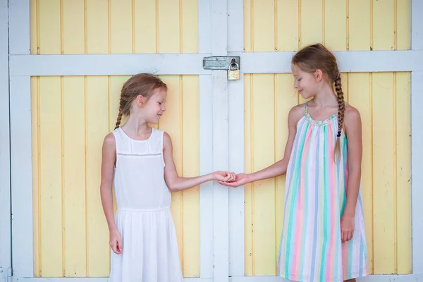 Чарівні маленькі сестри на пляжі під час літніх канікул — стокове фото