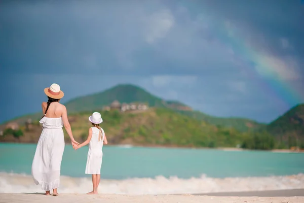 Young beautiful mother and her adorable little daughter have fun at tropical beach — Stock Photo, Image