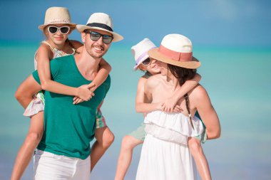 Genç aile tatilde çok eğleniyor.