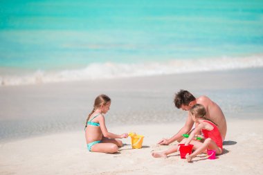 Baba ve küçük çocuklar beach yaz tropikal tatil keyfi.