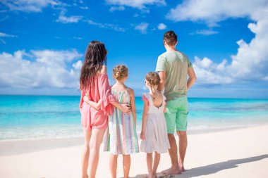 Kumsalda mutlu güzel bir aile