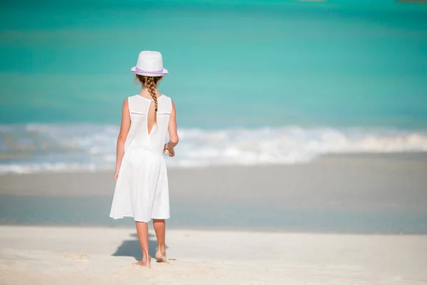 Hermosa niña en vestido en la playa divirtiéndose . —  Fotos de Stock