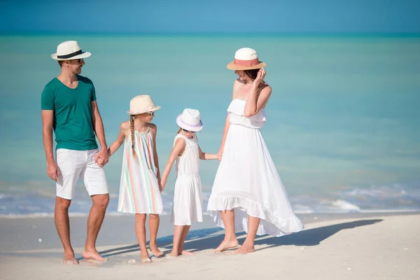 Сім'я з чотирьох прогулянок на білому пляжі — стокове фото