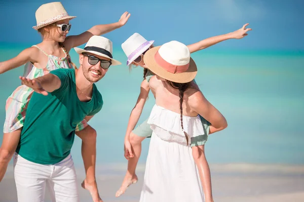 Jong gezin op vakantie hebben samen veel plezier — Stockfoto