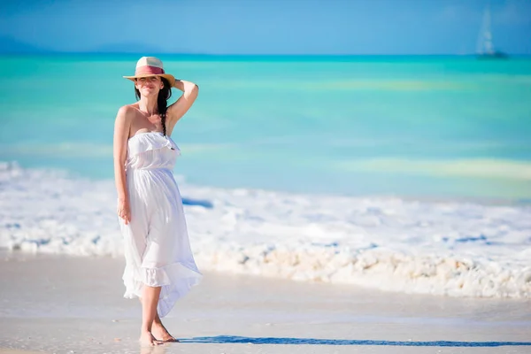 Caucásico chica con sombrero fondo el mar — Foto de Stock