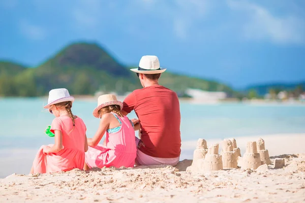 Baba ve plaj tatil tropikal yaz zevk çocuklar