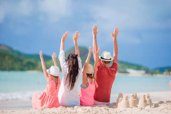 Gelukkige mooie familie op het strand — Stockfoto