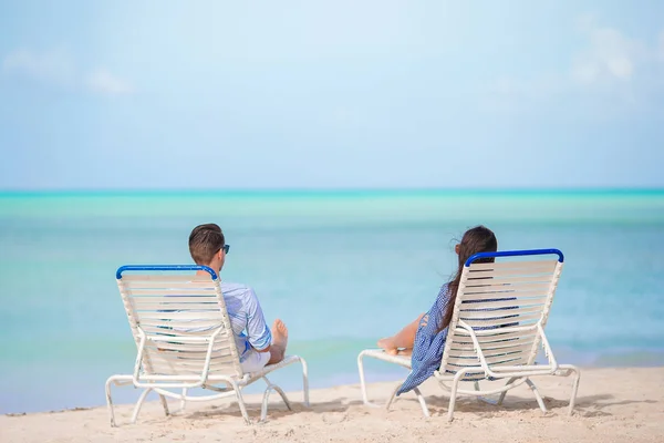 Paar ontspannen op een tropisch strand bij Malediven — Stockfoto