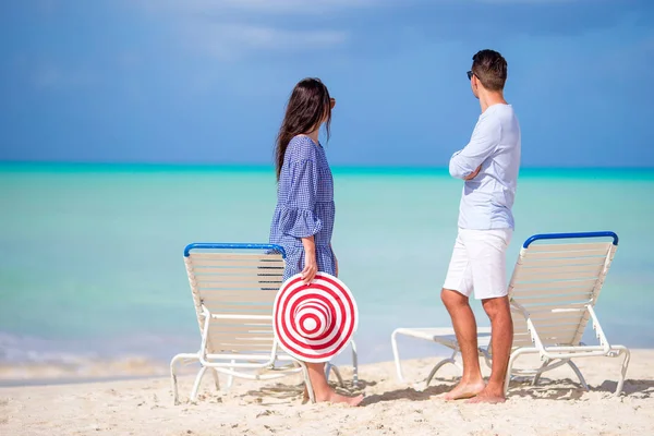 Young couple on white beach during summer vacation. Happy family enjoy their honeymoon — Stock Photo, Image