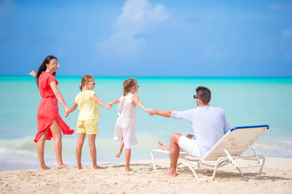 幸福美满的家庭，在白色的沙滩上 — 图库照片
