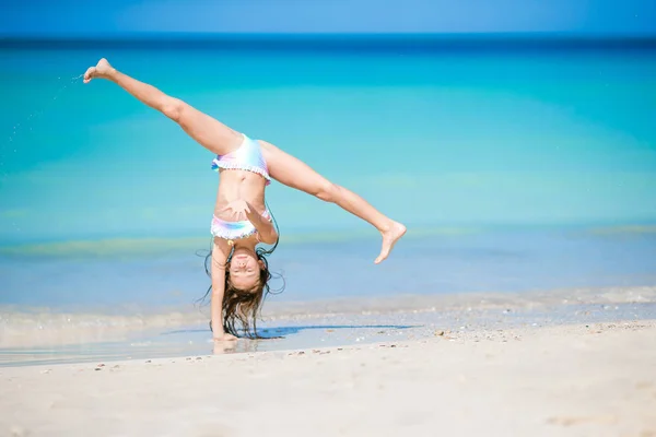 Liebenswertes aktives kleines Mädchen während der Sommerferien am Strand — Stockfoto